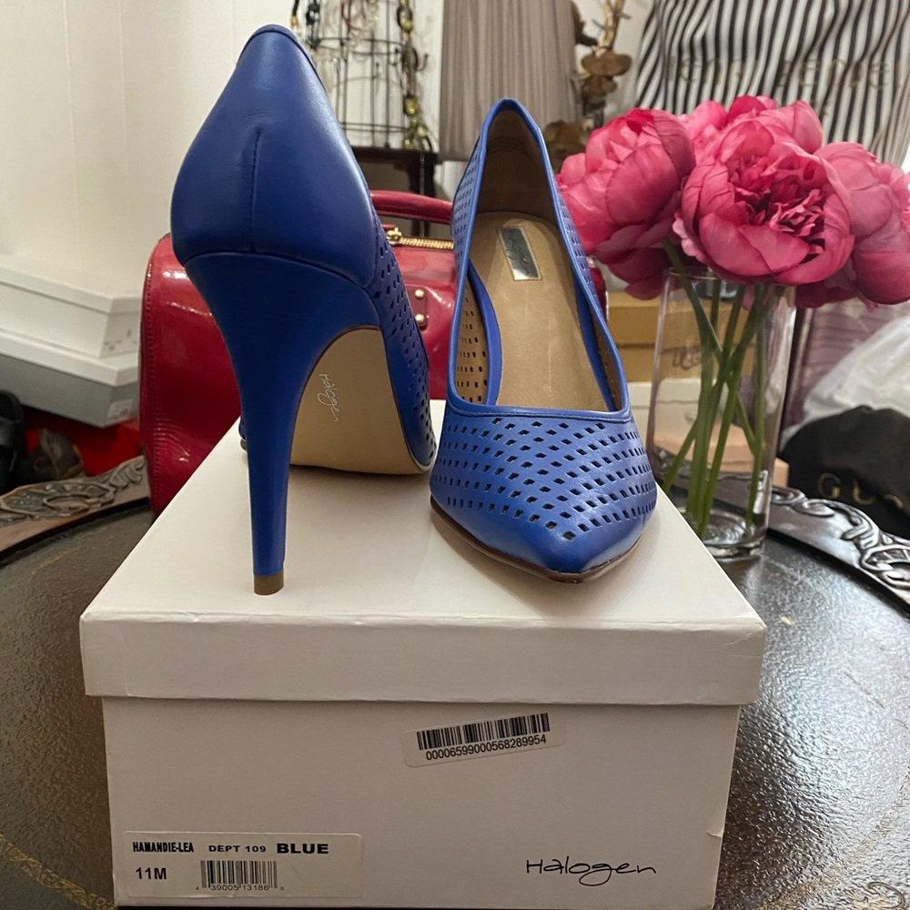 Blue pumps